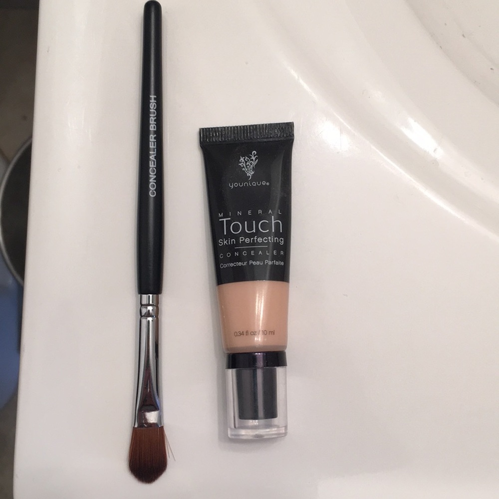 Younique Concealer and Brush Bundle